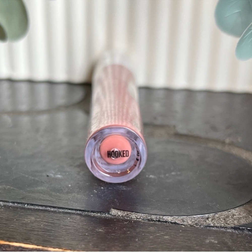 Makeup Obsession London Lip Gloss Hooked Dusty Rose Mauve 0.17oz High Shine - Picture 2 of 2